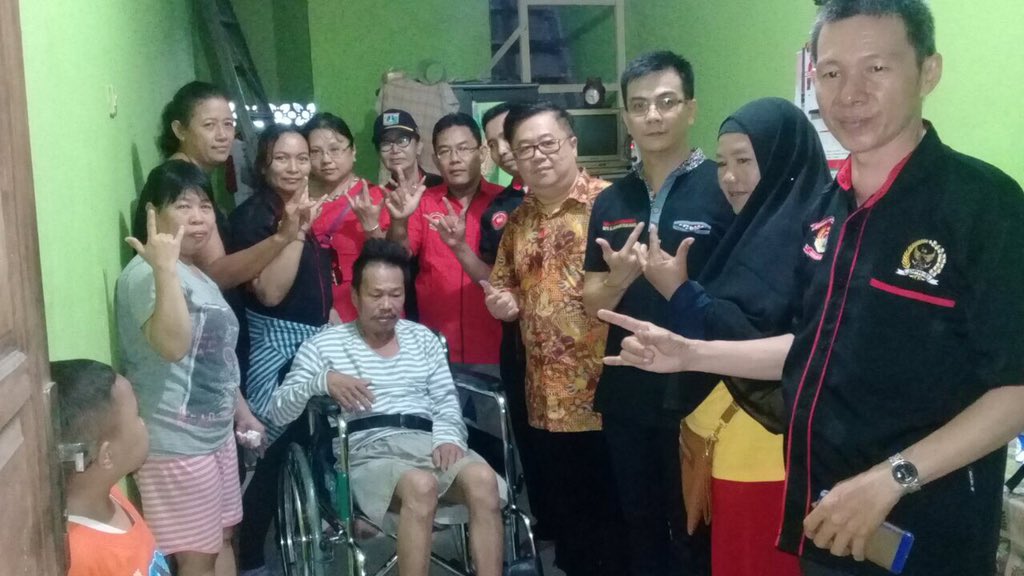 suryanti76's tweet photo. Kegiatan kerakyatan  anggota DPR RI Darmadi Durianto bersama Rumah Kebangsaan dan Yayasan Nurani Indonesia. Membagikan kursi roda kepada saudara kita yang membituhkan disertai dengan kunjungan ke kader PDI Perjuangan. https://t.co/cTvjLHRSso