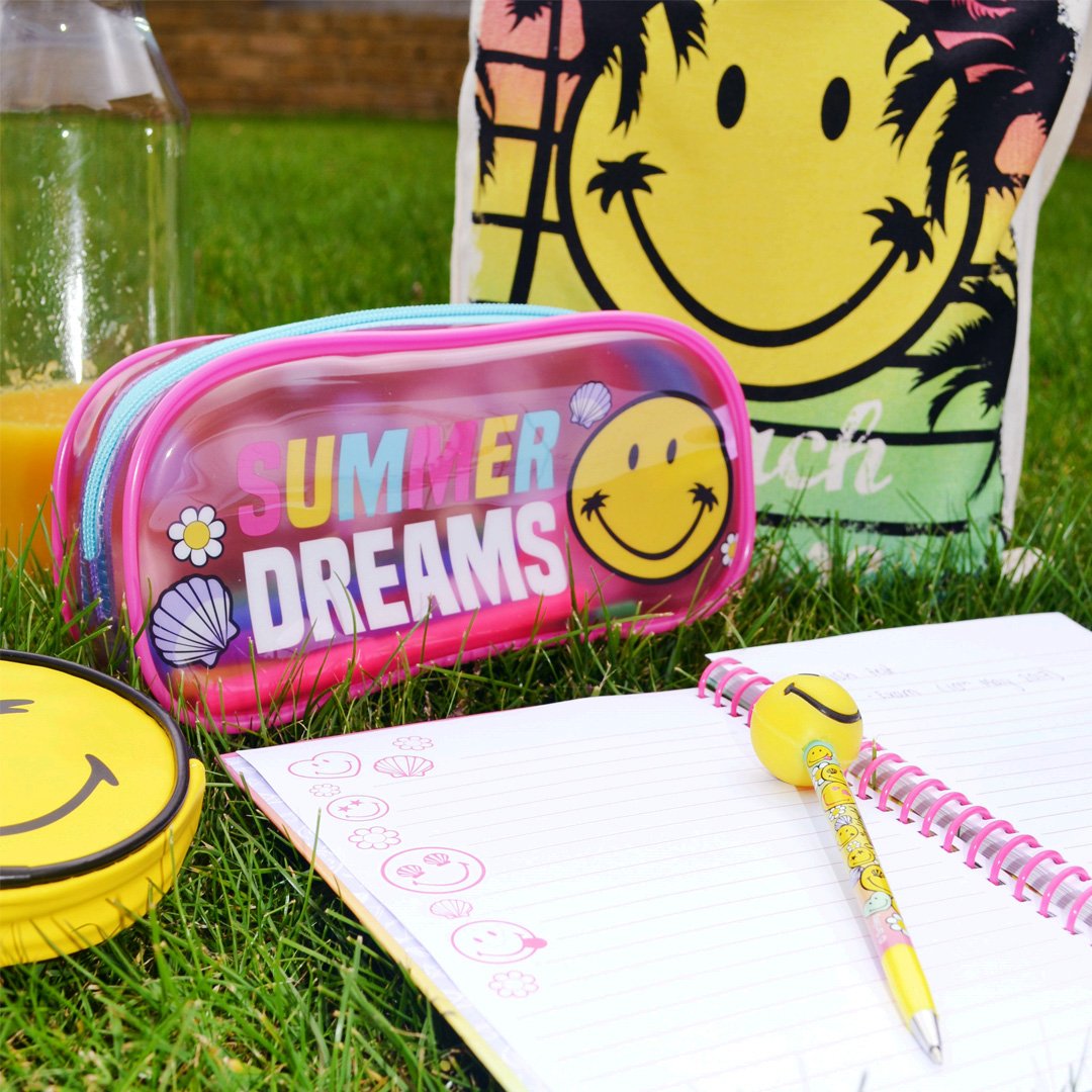 BlueprintColl's tweet photo. We are feeling so @smiley today, the weather is beautiful and we are using our #smiley #stationery.
•
•
•
#lovestationery #stationeryaddict #summerishere #happiness #notebooks #pens #summertime #love https://t.co/0a3rYVkryC