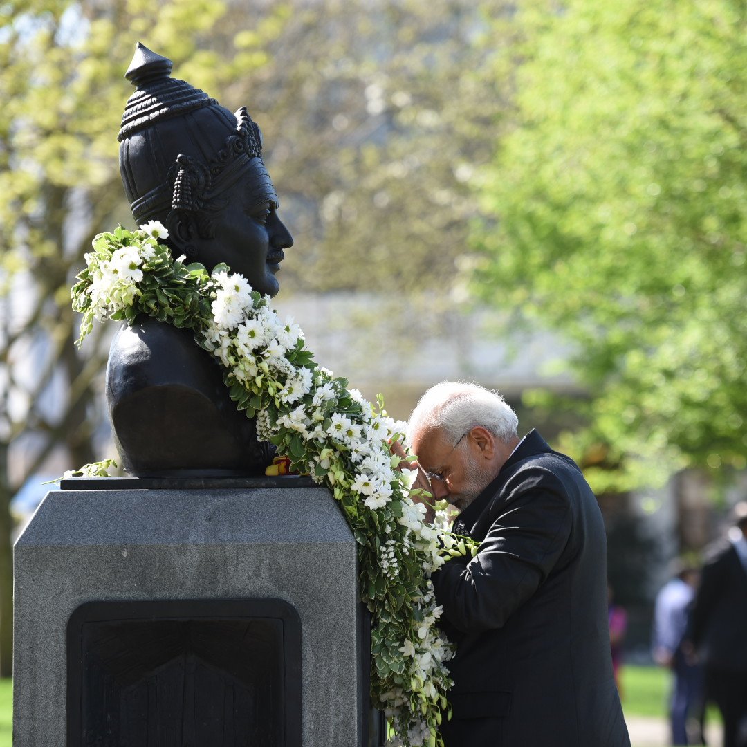 narendramodi's tweet photo. It is an honour to pay homage to Bhagwan Basaveshwara during my UK visit. The ideals of Bhagwan Basaveshwara motivate people across the entire world. https://t.co/Ul6KGoX6tj