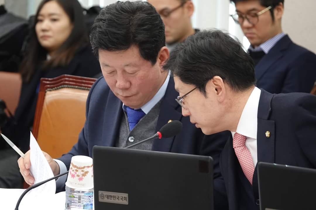 경수야 힘내라!
국가대표급 착한 사람 김경수를 응원합니다.

제가 오랜 기간 지켜본 후배 김경수 의원을 위해 별명을 지어준다면 Good Man이라고 하고 싶습니다. 김경수 의원은 착한사람, 선량(善良)이라는 단어에 딱 어울리는 사람입니다.