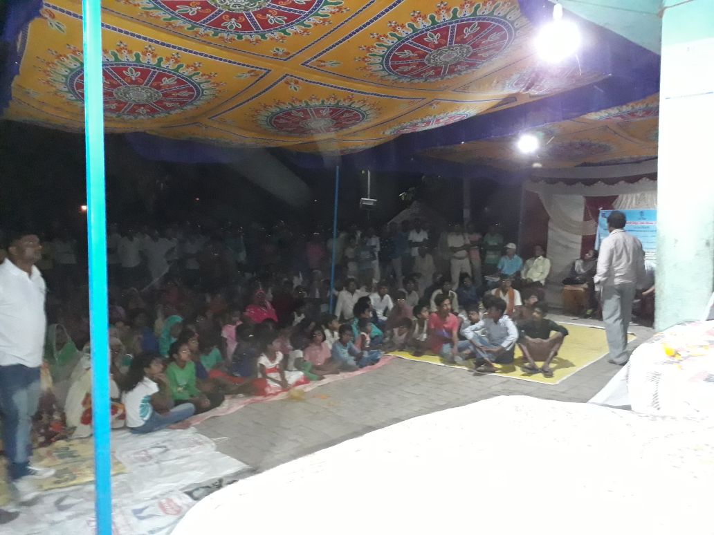 SwachhSiwan's tweet photo. Raatri Chaupaal held at Nizampur Village of Pachrukhi Block, Siwan in presence of respected DM, SP &amp; other District officials 
under #GramSwarajAbhiyan @swachhbharat @LSBA_Bihar #ZSBP #SwachhBharat # https://t.co/Gsvdg7ulHD