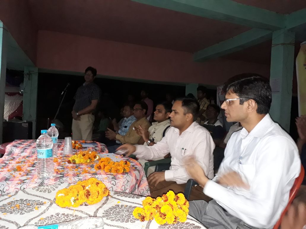 SwachhSiwan's tweet photo. Raatri Chaupaal held at Nizampur Village of Pachrukhi Block, Siwan in presence of respected DM, SP &amp; other District officials 
under #GramSwarajAbhiyan @swachhbharat @LSBA_Bihar #ZSBP #SwachhBharat # https://t.co/Gsvdg7ulHD