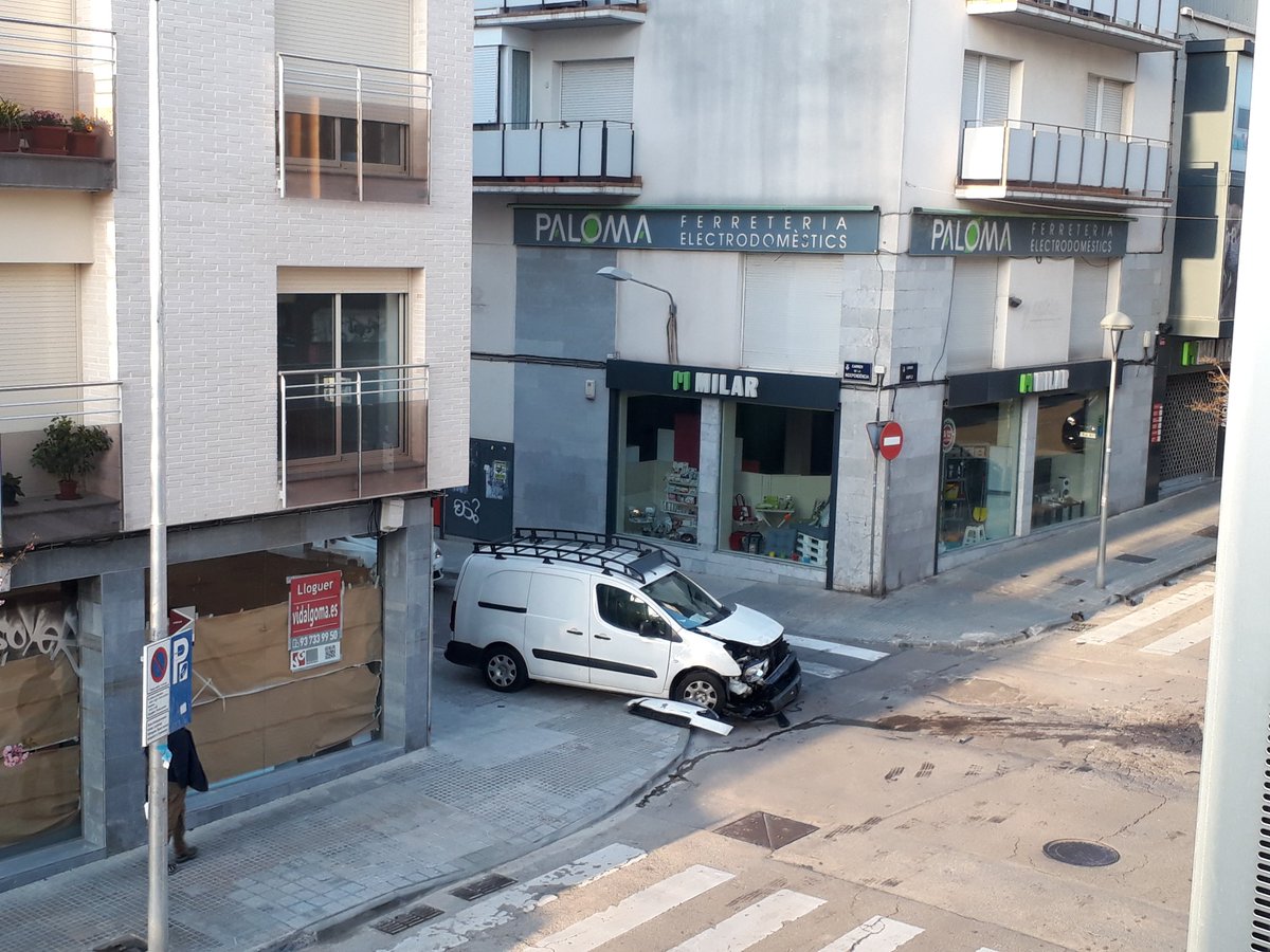 asabaterb's tweet photo. Aquesta setmana ja portem dos accidents a la cruïlla de C. Independencia amb C. Ample. Quanta més gent ha de pendre mal perquè des de l'ajuntament actueu! @ajterrassa @DiarideTerrassa #terrassa https://t.co/QfXINNzeRJ