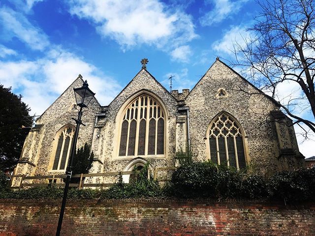 CorkageWine's tweet photo. I rarely walk this way to the shop but this is such a lovely view of our neighbour St Mary’s here in Quarry Street. Beautiful #stmaryschurch #guildford #QuarrySt #wine #Corkage #LoveGuildford #church https://t.co/DRTHTsn7OI https://t.co/nFckrGCh4G