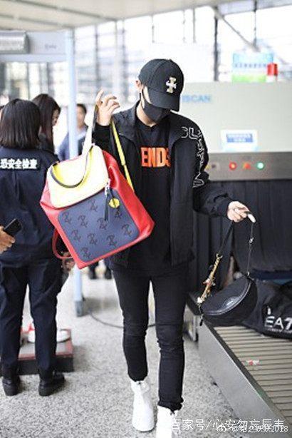 hztttao on X: Tao was bringing Z.TAO x LOEWE goya backpack (customize)  & Balenciaga souvenir women bag xs  / X