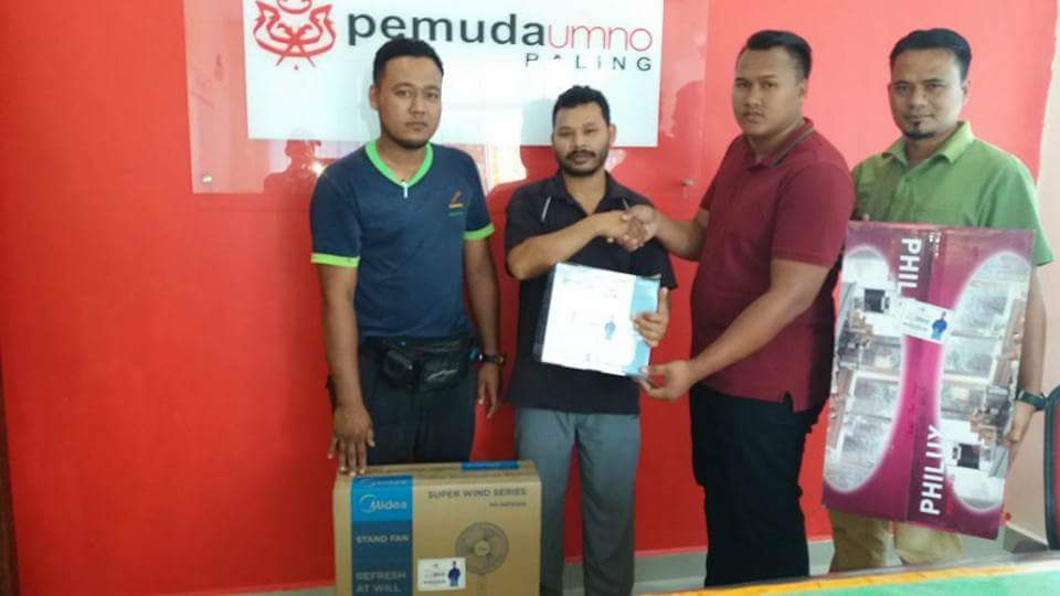 Pemudabaling201's tweet photo. AJK #PemudaBNBaling mewakili KP #BNBaling Sdr @MohdNoorMdAmin menyampaikan sumbangan barangan Elektrik utk Pemuda UMNO Cwgn Batu 42 https://t.co/Rj8H8fCLoB