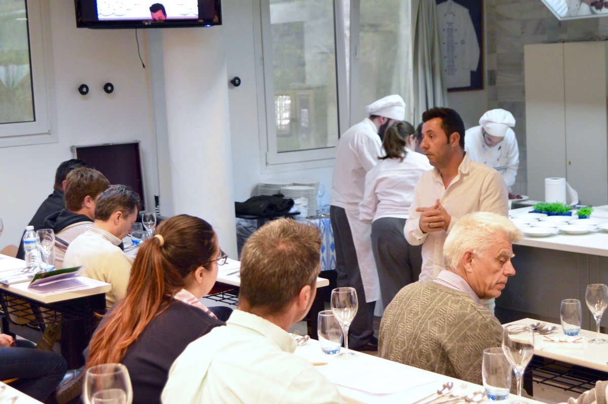 ChefSins's tweet photo. Aprendiendo a cocinar con @MiquelCalent y @tomeu007: así son los cursos de cocina #a4manos de #Chefsin 👉
 https://t.co/8Rsv7RCI6O @vinamica @EHIB1 @CanCalent @RestCUIT @ArumeSushi https://t.co/14wD2udqad