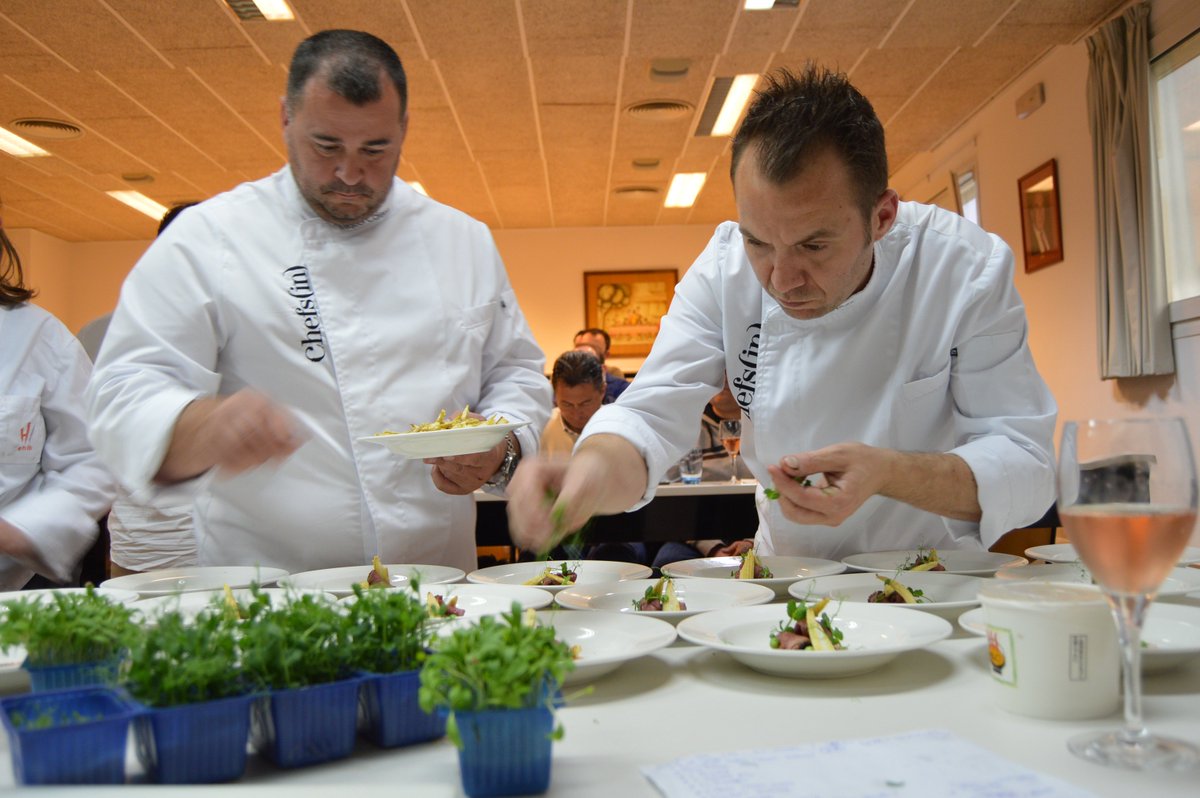 ChefSins's tweet photo. Aprendiendo a cocinar con @MiquelCalent y @tomeu007: así son los cursos de cocina #a4manos de #Chefsin 👉
 https://t.co/8Rsv7RCI6O @vinamica @EHIB1 @CanCalent @RestCUIT @ArumeSushi https://t.co/14wD2udqad