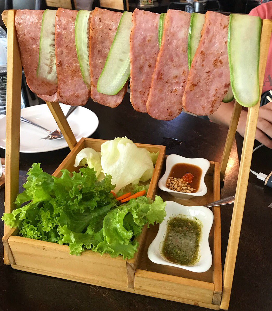 ลลิตภัทร ??? (แนนนี่) on Twitter: "ร้านครัวคุณต้อแหนมเนือง อยู่ตรงข้ามอาชีวะเชียงราย เมนูที่มาแล้วสั่งตลอดคือหมูพาดราว แหนมเนือง และแซลมอน ร้านล้างผักมาสะอาดถูกใจ ใช้วัตถุดิบดีอร่อยราคาไม่แพง #อร่อยไปแดก #รีวิวเชียงราย @aroii… https://t ...