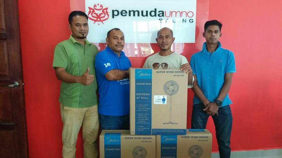 Pemudabaling201's tweet photo. AJK #PemudaBNBaling mewakili KP #BNBaling Sdr @MohdNoorMdAmin menyampaikan sumbangan barangan Elektrik utk Pemuda UMNO Cwgn KgTanjung Merbau https://t.co/jeTfk41hJu