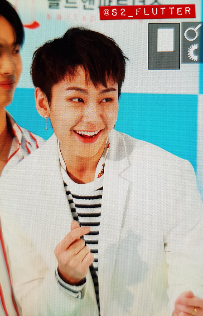 S2_FLUTTER's tweet photo. 180418 블루카펫 #정일훈 @BTOB_ILL https://t.co/LZpZu7ngWG