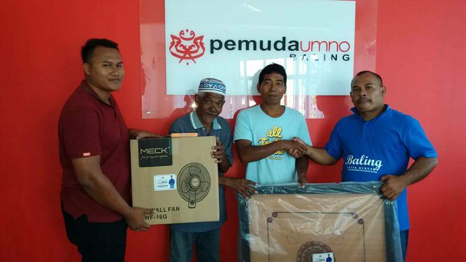 Pemudabaling201's tweet photo. AJK #PemudaBNBaling mewakili KP #BNBaling Sdr @MohdNoorMdAmin menyampaikan sumbangan Kipas Angin &amp; Papan Karom utk PDM Kg Landak, Kupang https://t.co/QFRP61H283