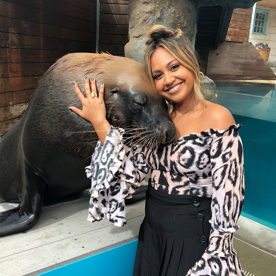 jessicamauboy's tweet photo. My new Australian Sea-Lion friend, Malie &amp; me! 🌊💗 
#sharingmyfavouriteaustraliananimalswithyou @tarongazoo
#WEGOTLOVE 
#Eurovision
#tarongazoo
@tarongazoo
#Australia
#AustralianAnimals https://t.co/Mg0VWqiARR