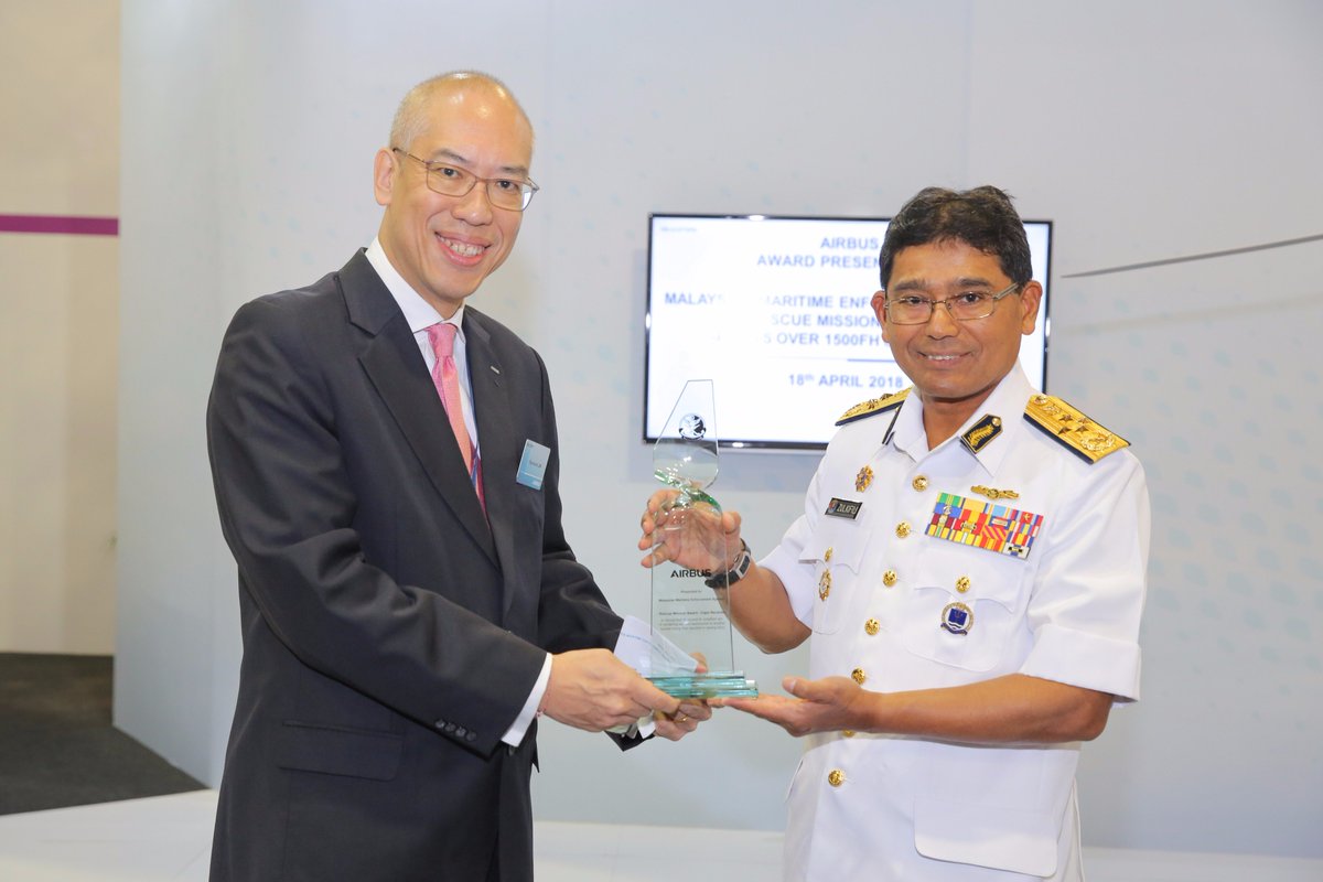 AirbusHeli's tweet photo. The Malaysian Maritime Enforcement Agency @KPMaritimMsia receives our rescue mission award on the sidelines of @DSAMalaysia. The agency was lauded for its prompt and selfless act of rendering relief assistance. The #AS365 N3 fleet played an important role in saving lives #DSA2018 https://t.co/TL2WO1DNf7