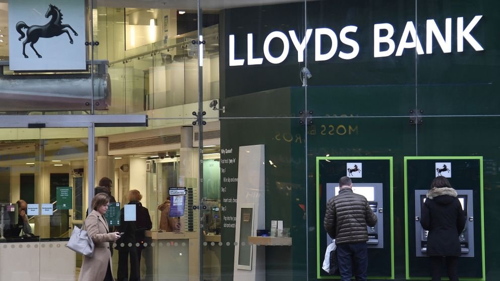 Lloyds reveals 49 banks to close with 305 jobs cut
#oldhamhour news.sky.com/story/lloyds-t…