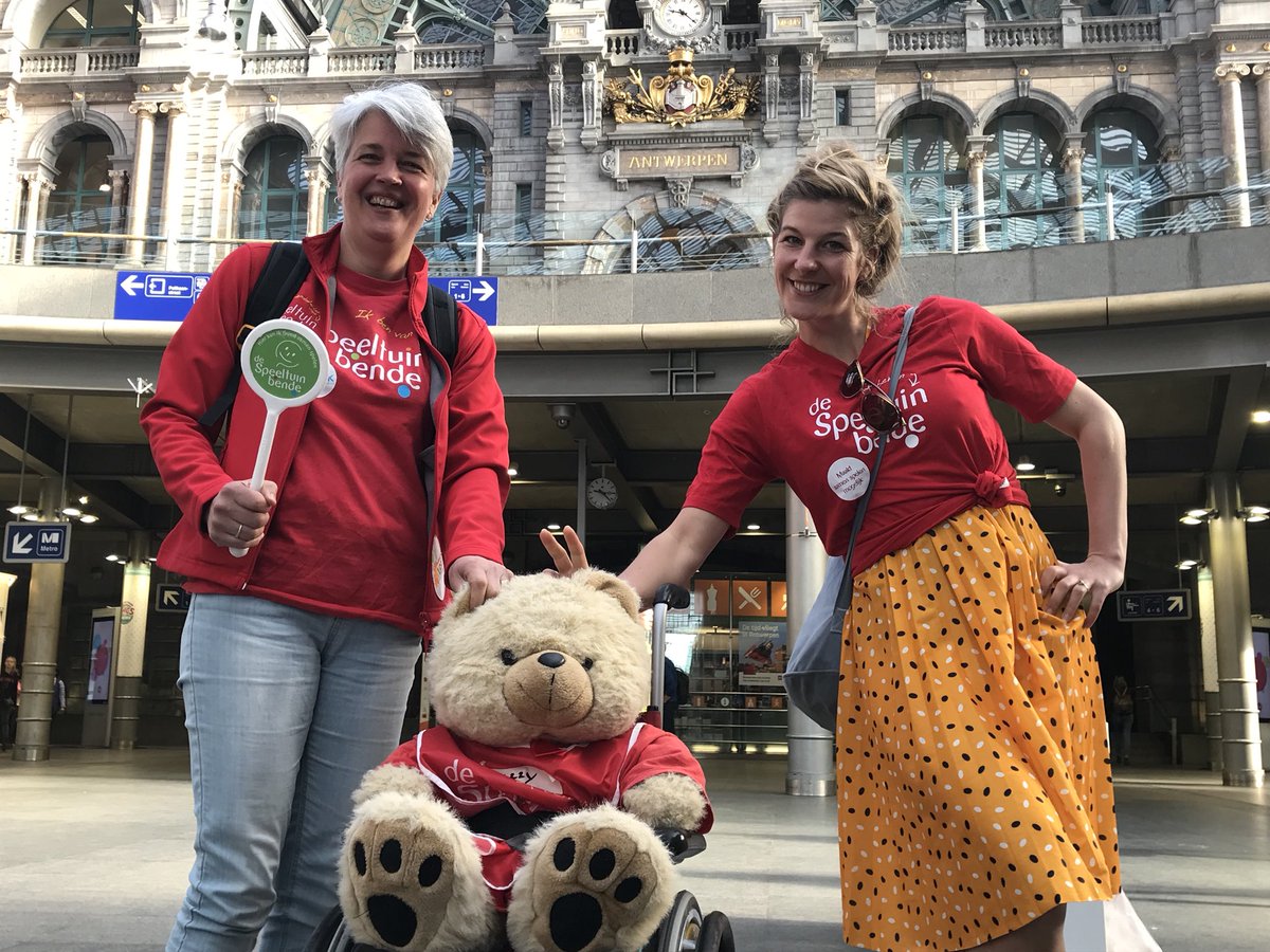 Buzzy is met zijn grote vrienden in Antwerpen gearriveerd! We gaan er een geweldig buitenspeelfeest van maken #Buitenspeeldag