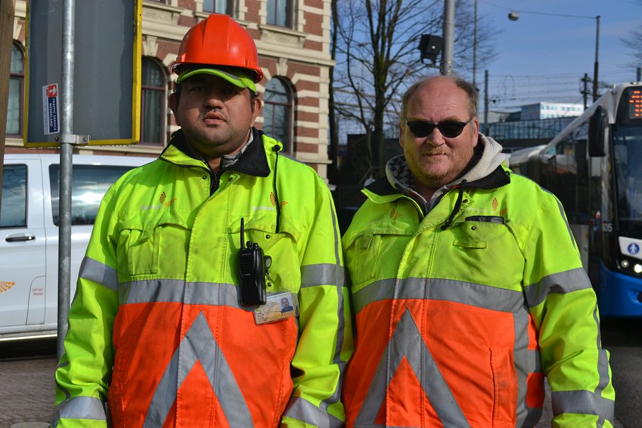 Pantar_Adam's tweet photo. Wouter en Ronnie werken als #verkeersregelaar bij de Droogbak voor project #DeEntree. Wouter: “Leuk om mensen te helpen met oversteken.” Wouter haalde vorig jaar z'n diploma: “Het is druk, maar daar schrik ik niet van hoor.” @MaxBoeglNL & Partners en @Pantar_Adam. #Waardeinwerk https://t.co/hFNmOnSEWZ
