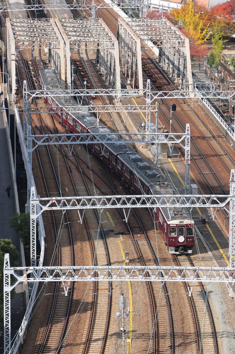 hankyu_ex's tweet photo. リプライでもいただきましたが、臨時直通列車の嵐山到着は11時～12時。
皆様のお答えのピーク時間帯からは少し外れているんですよね。

その臨時直通列車もこの秋でもう10年。

当初は十三駅付近の道路工事の関係で折り返し線が使えず、梅田駅折り返しでした。
※写真は中津付近の渡り線・本社ビルより https://t.co/COs1Fzzgrw
