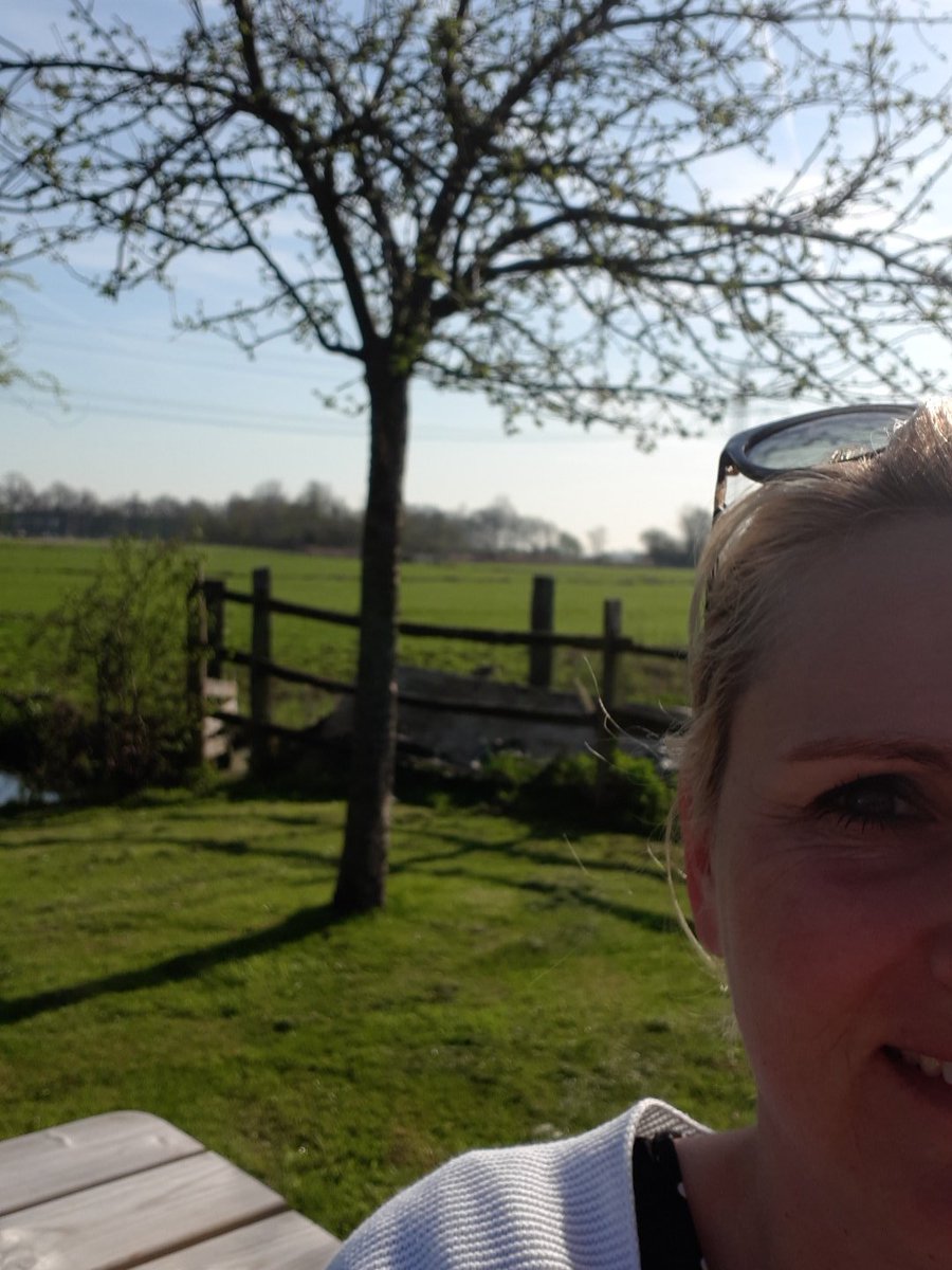 De vrijheid van een #wijkverpleegkundige. Overleg in het zonnetje middenin de wijk! Daarom zien wij er zo lekker gezond uit #lekkerbuiten