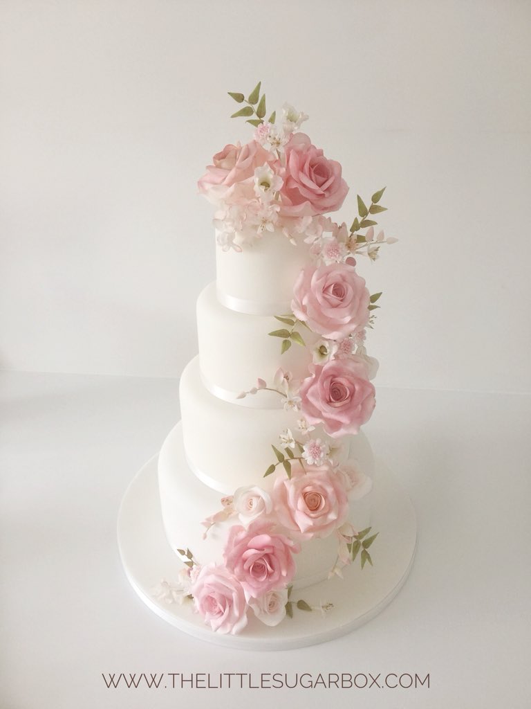 This is what I do by the way, I make pink sugar flowers and make awesome posh wedding cakes. Any fellas who have just started following me may want to run for the hills... it’ll be a journey awash with pink and pretty 😝and not for the faint hearted ...