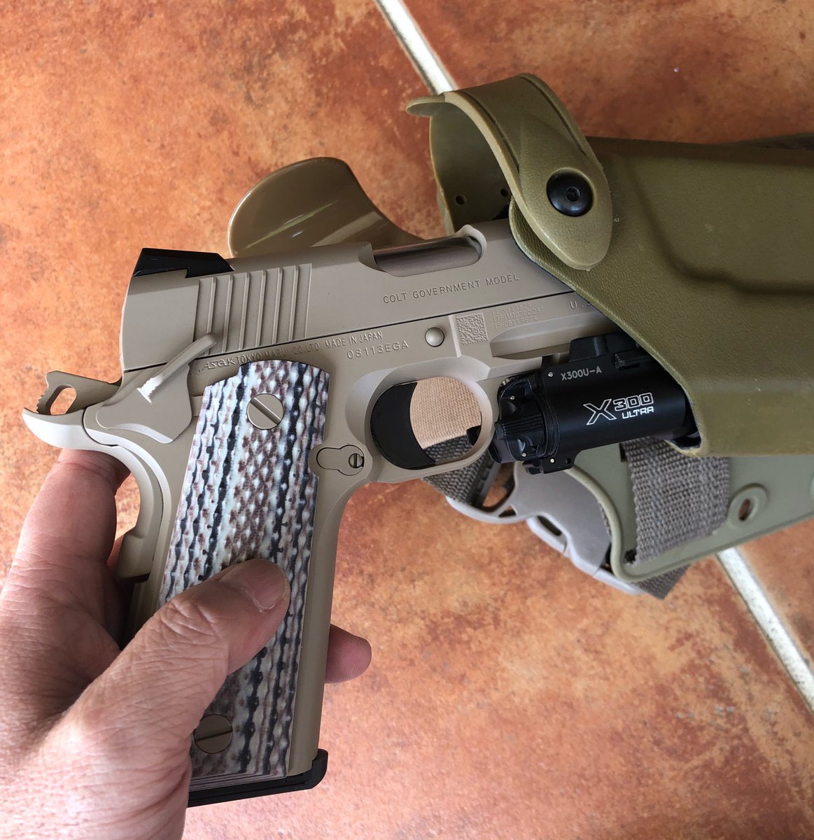 サバゲーショップ Fellowes フェローズ こんにちは バイヤーwです 今日は Safariland 6035タイプ レッグホルスターが入荷しました 最近発売されたm45a1もsurefire X300付きでok ガンに傷がつかないようにスエード加工がされています グロック Ump