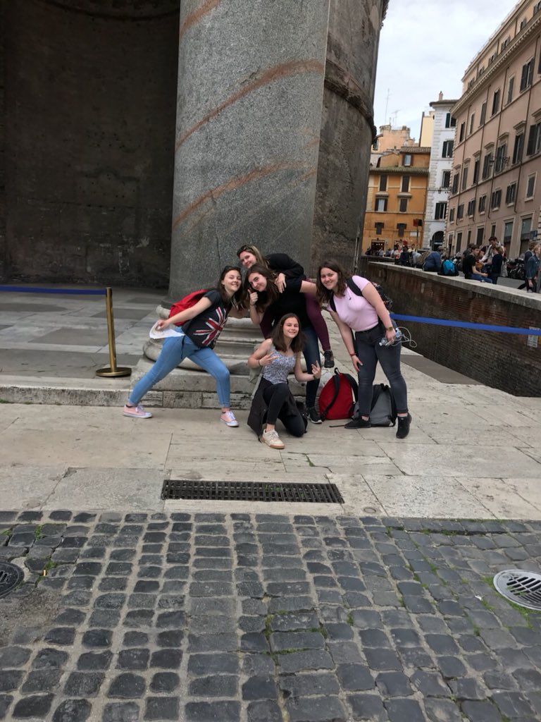 Coline_Rome's tweet photo. Aimez/Retweetez pour « les Raggazes »parce qu’on s’est perdues pour vous 😉 #RomaJC18 ! https://t.co/xOb2pJhVZJ