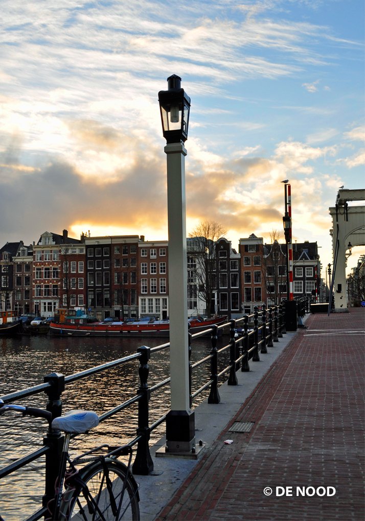 DENOODBV's tweet photo. Magere Brug in Amsterdam met straatlantaarns van DE NOOD 

#Amsterdam #straatverlichting #straatlantaarn #DENOOD #buitenverlichting #JanvanderHeijden 

https://t.co/v9oiO5gTYl https://t.co/jwjUYvFGcE