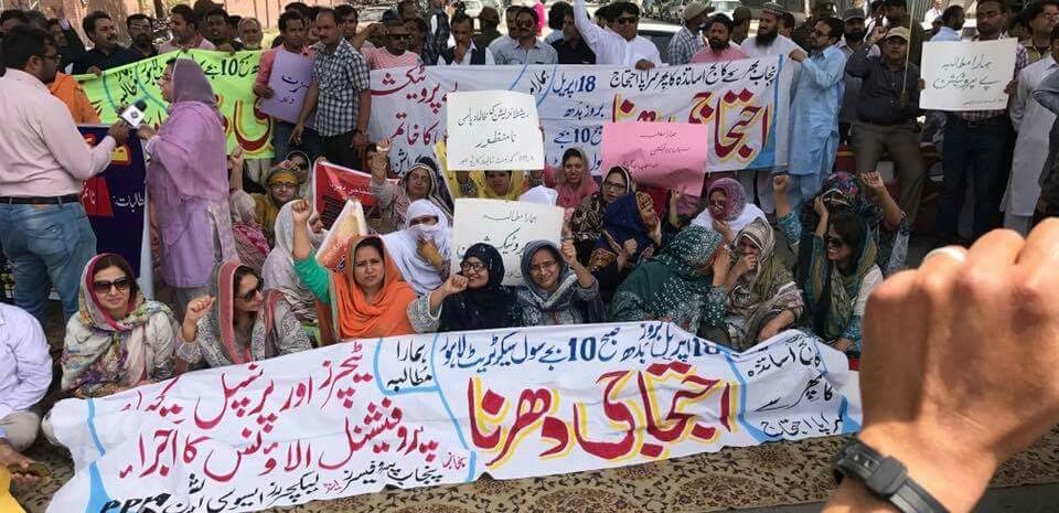 itsshami_X's tweet photo. #UstaadKoIzatDo #UstaadKoIzatDo
#PPLAonStrike #ProfessorsDharna #PPLAonStrike #UstaadKoIzatDo #ProfessorsDharna #ProfessorsOnStrike #ProfessorsDharna https://t.co/sKwBMTpyud