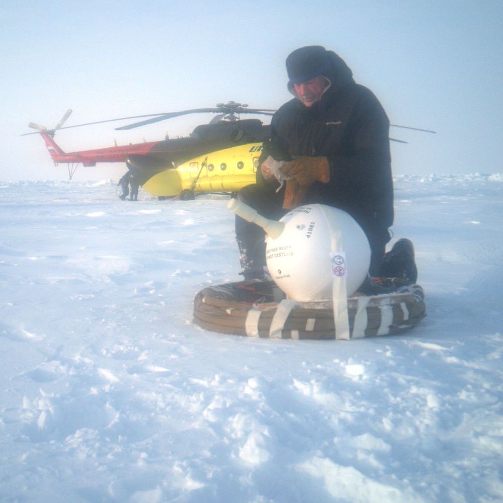 WMO's tweet image. International Year of #PolarPrediction is boosting observations in Arctic in order to improve weather forecasts for N. hemisphere.  Two #EUMETNET buoys to measure air temperature and pressure deployed last week near North Pole at -30C by Tomash Petrovky #AARI