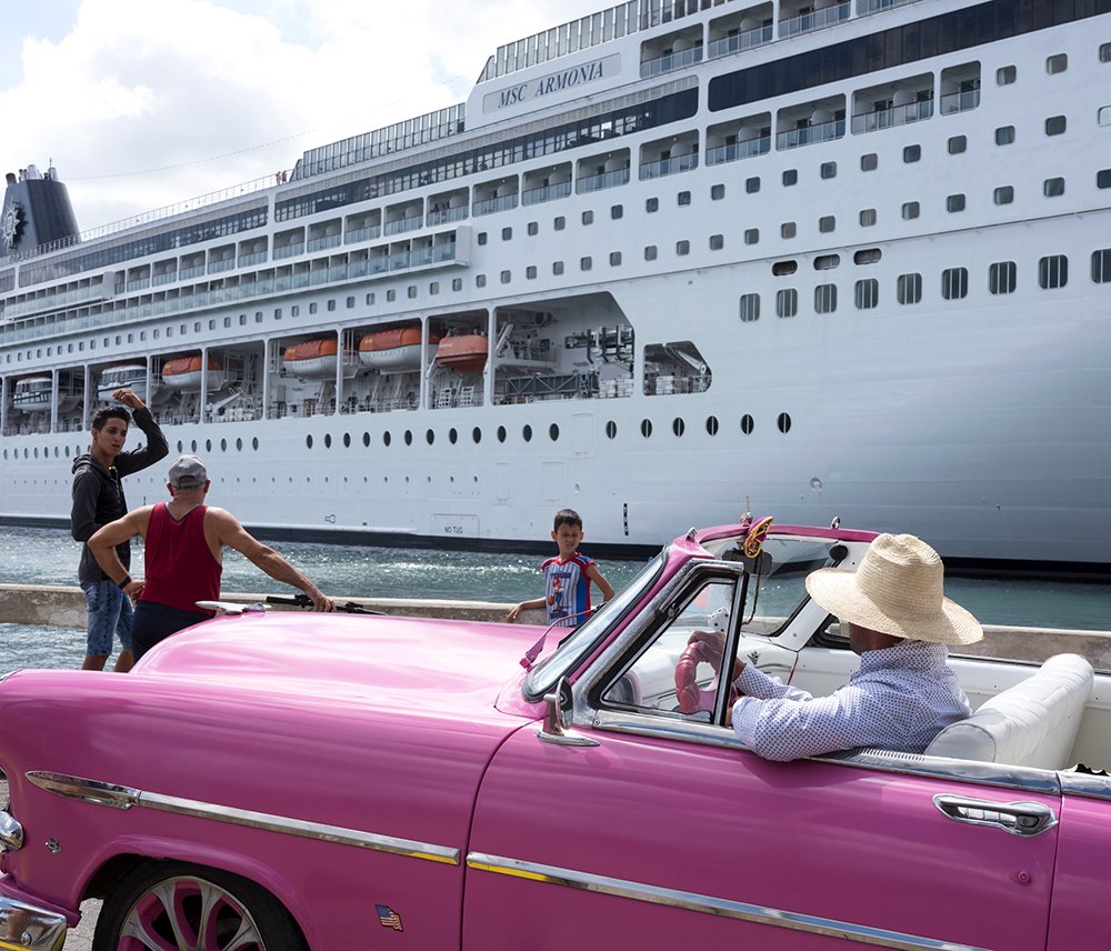 EchosGraphiques's tweet photo. « Cuba : l'île interdite » – Nouveau grand-format photo à découvrir sur @LesEchos, avec un texte de @ElsaConesa, des images de @mathiasdepardon, le tout réalisé par @arnaudpoilleux @LesEchosPhotos https://t.co/6MB3dWIIsw https://t.co/26qFLFeVdm