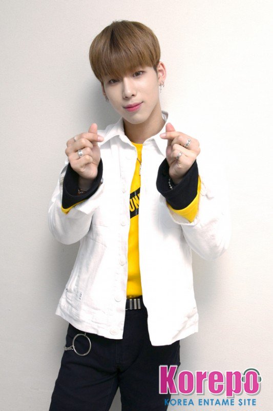 Kkorepo's tweet photo. ＃バウン　さんは、ファンクラブの名前がウォニ（WONNIE）に変わったことについて「TARGETのエンブレムの形が丸くて、地球を表しているんですが、地球上にいるTARGETの心の中で、ファンの皆さんがいつも1番だという意味が込められています」と説明してくれました！
https://t.co/sVQ87NvKGD  #TARGET https://t.co/Kl9QGxVpLe