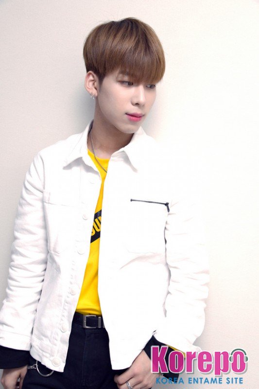 Kkorepo's tweet photo. ＃バウン　さんは、ファンクラブの名前がウォニ（WONNIE）に変わったことについて「TARGETのエンブレムの形が丸くて、地球を表しているんですが、地球上にいるTARGETの心の中で、ファンの皆さんがいつも1番だという意味が込められています」と説明してくれました！
https://t.co/sVQ87NvKGD  #TARGET https://t.co/Kl9QGxVpLe