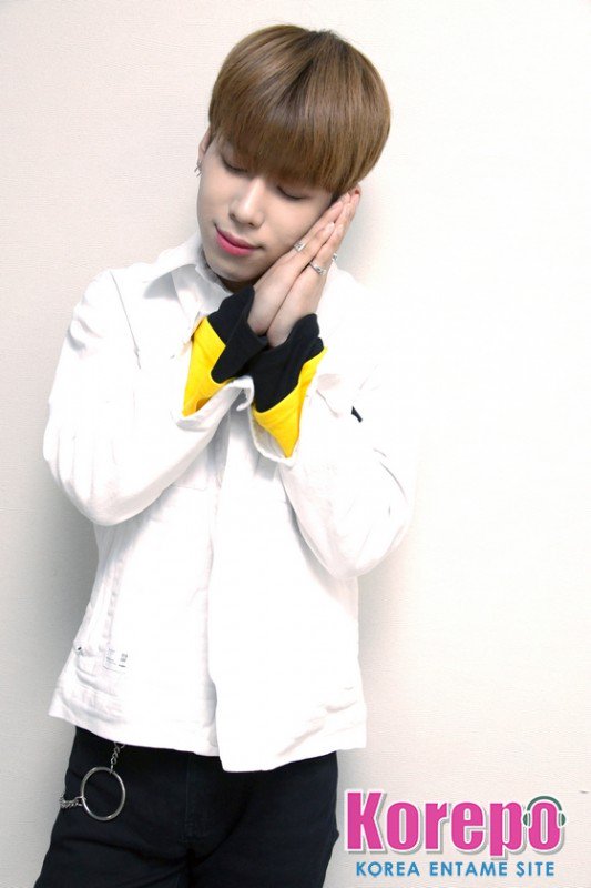 Kkorepo's tweet photo. ＃バウン　さんは、ファンクラブの名前がウォニ（WONNIE）に変わったことについて「TARGETのエンブレムの形が丸くて、地球を表しているんですが、地球上にいるTARGETの心の中で、ファンの皆さんがいつも1番だという意味が込められています」と説明してくれました！
https://t.co/sVQ87NvKGD  #TARGET https://t.co/Kl9QGxVpLe