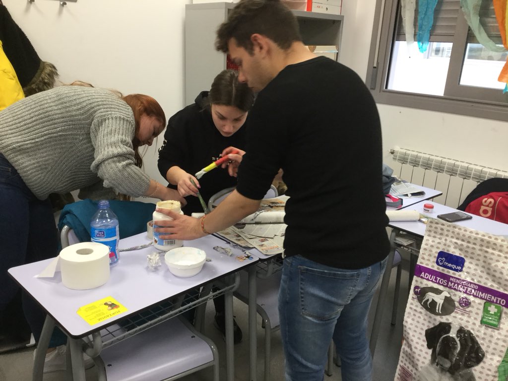 krolain09's tweet photo. En @ValledelMiro y FP comenzamos a tunear juegos de mesa para que estén listos en la #JGA18. ¿Listos para jugar? #comomolafp #lospajaritosdeodette https://t.co/zAi6zWzb1h