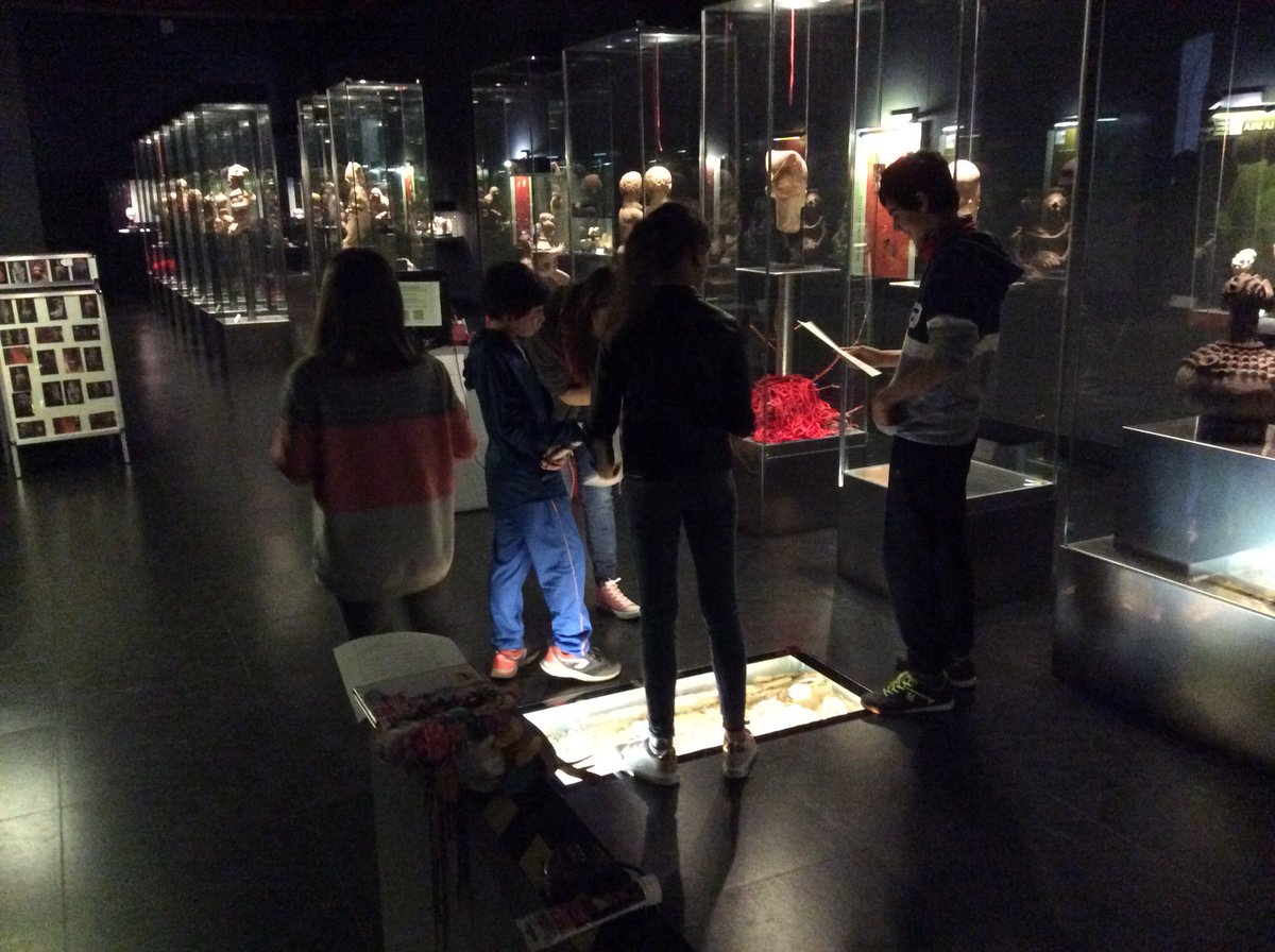 ArtAfricanUVa's tweet photo. Los distintos grupos ya están ensayando sus papeles. La historia del #palaciodeSantaCruz toma vida gracias al alumnado del #CEIPFedericoGarcíaLorca. #DiadelosMonumentos @HistoriaArteUVa https://t.co/aXSI4Cuam2