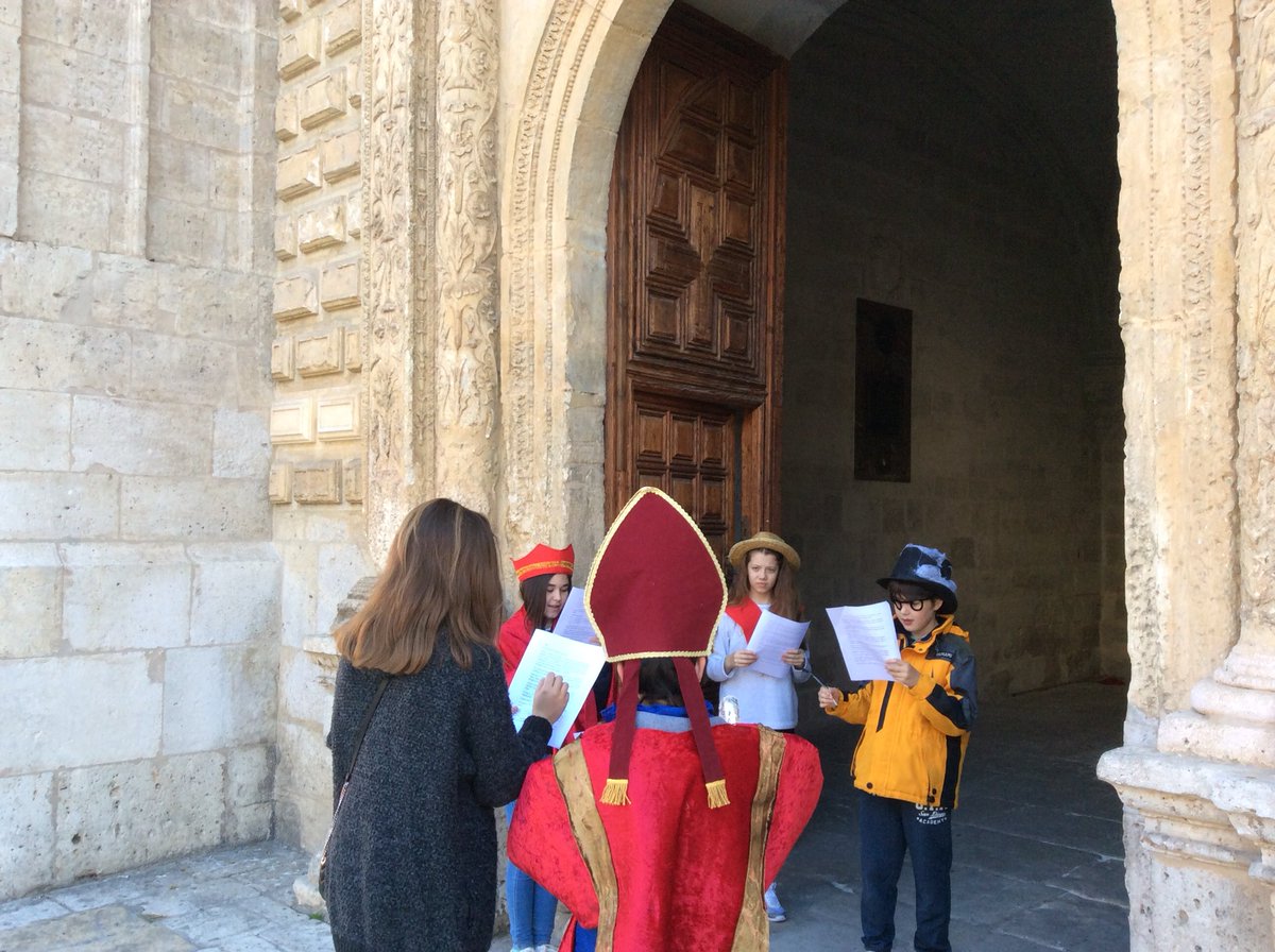 ArtAfricanUVa's tweet photo. Los distintos grupos ya están ensayando sus papeles. La historia del #palaciodeSantaCruz toma vida gracias al alumnado del #CEIPFedericoGarcíaLorca. #DiadelosMonumentos @HistoriaArteUVa https://t.co/aXSI4Cuam2