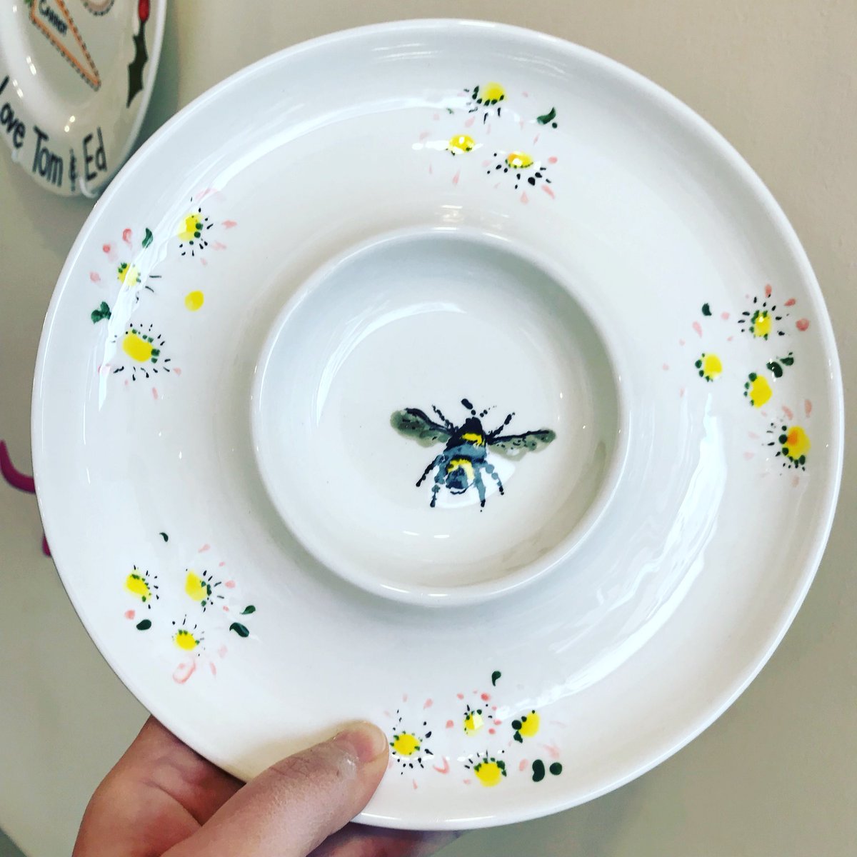 starglazersfal's tweet image. We’re hoping this Spring inspired chip’n’dip bowl will keep the sun shining today🐝🌼☀️ #chipndip #bowl #bee #daisy #springtime #potterypainting #pyop #starglazers #falmouth #cornwall #paint #create #craft