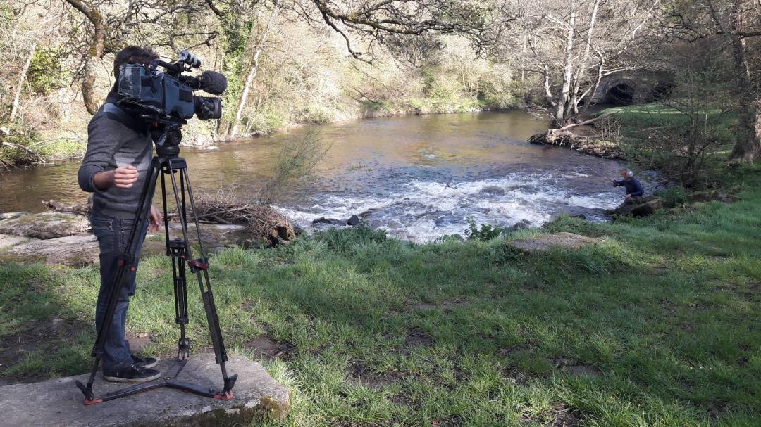 AggloLTC's tweet photo. [TV] Journée de tournage aujourd'hui dans le Tregor avec @TF1LeJT pour parler du Léguer @RiviereSauvage @OTCGranitRose https://t.co/qpoVtnOVv7