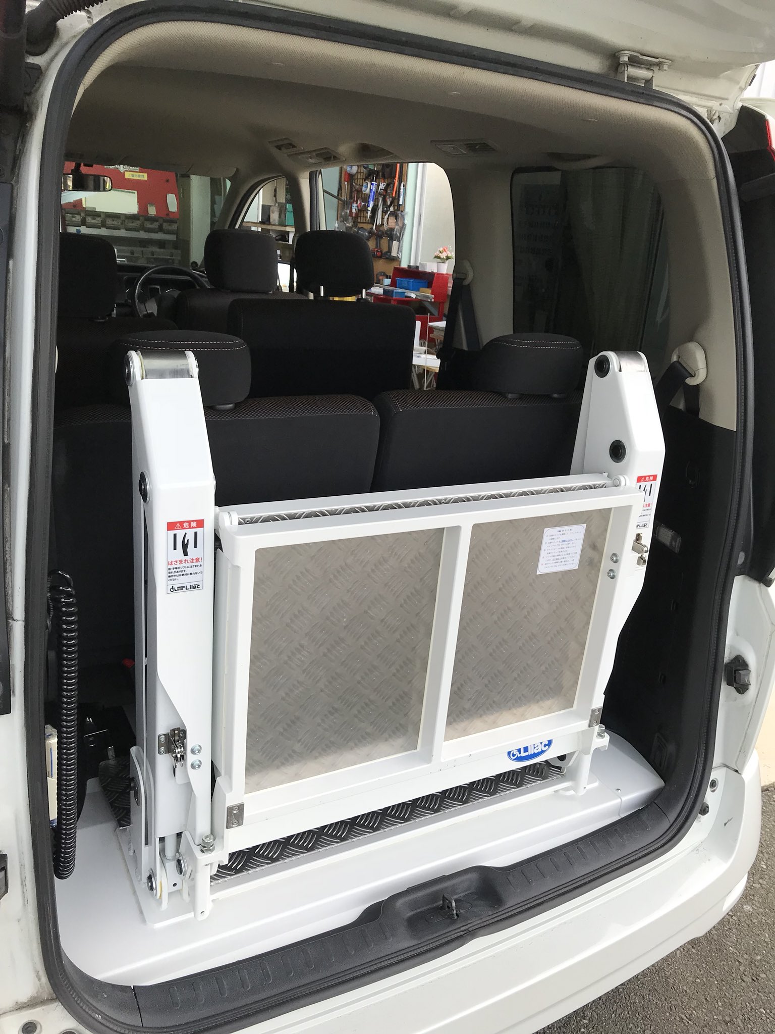 ラックス 車椅子用リフト 福祉車両 人気のミニバン 日産セレナに後付けできます リフトを使用しないときは3列目のシートはご利用できます 車椅子用リフト 福祉車両 セレナ 日産 新車 中古車 T Co 0nb00dbhsd Twitter