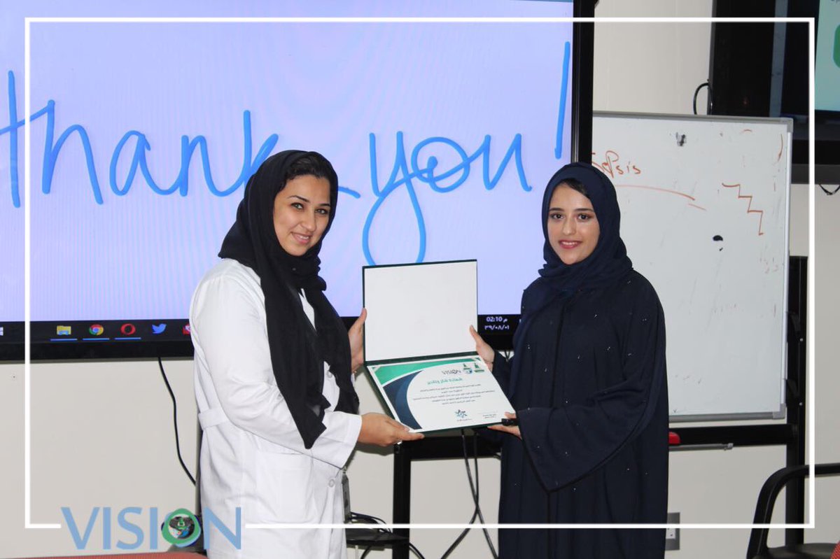 VisionPHv's tweet photo. وكانت مفاجأتنا بحضور دكتوره @mona_alkhairi و سرد قصة نجاحها من طالبة صيدلة إلى تعيينها كعضو هيئة تدريس بقسم الكيمياء الدوائية. نتمنى لها دوام التوفيق و التمييز.✨@KAUPharmacy https://t.co/2hUkEUN4nf