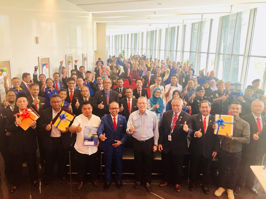 Kontraktor disaran buat kerja "right at d first time" sbb semua orang akan rugi bukan saja kontraktor bahkan pelanggan, kerajaan &amp; orang ramai jika projek sakit. Perancangan perlu dibuat sebaik mungkin. Projek touchpoint sek daif juga perlu diberi perhatian serius <a href="/PetraJayaMP/">Fadillah Yusof 🇲🇾</a>