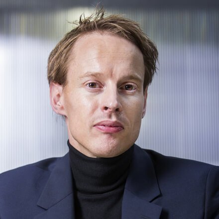SpeakerWorld's tweet photo. Tip for better innovation and creativity from @SRoosegaarde Daan Roosegaarde: "Don't think in opinions, but in proposals" #creativityandinnovationweek https://t.co/m3ll4ewPqk https://t.co/QOdnOI7pNM