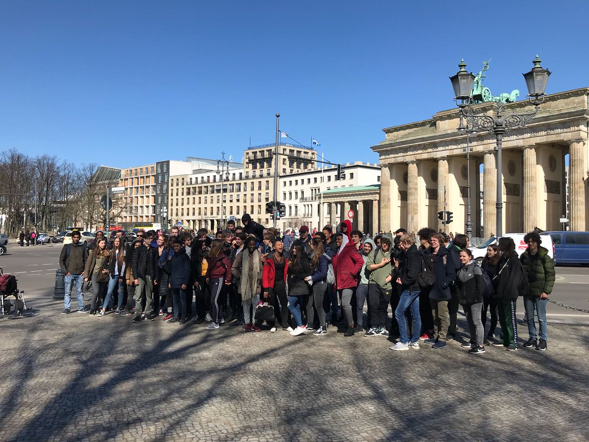 Even niet met de neus in de boeken, maar voor een intensieve werkweek naar Berlijn. Havo-4 had een interessante en gezellige week vol geschiedenis, kunst en science. Een verslag staat op De nieuwe <a href="/DenieuweHavo/">De nieuwe Havo</a> schoolsite. denieuwehavo.nl/nieuws/2017-20…