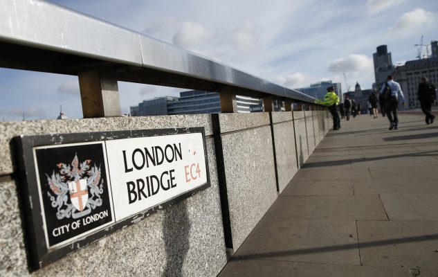 TheJackyPrice's tweet photo. I still find the fact that the original #LondonBridge is now in Arizona a little strange https://t.co/wiCTHAC00p https://t.co/9b4zxaHAxz