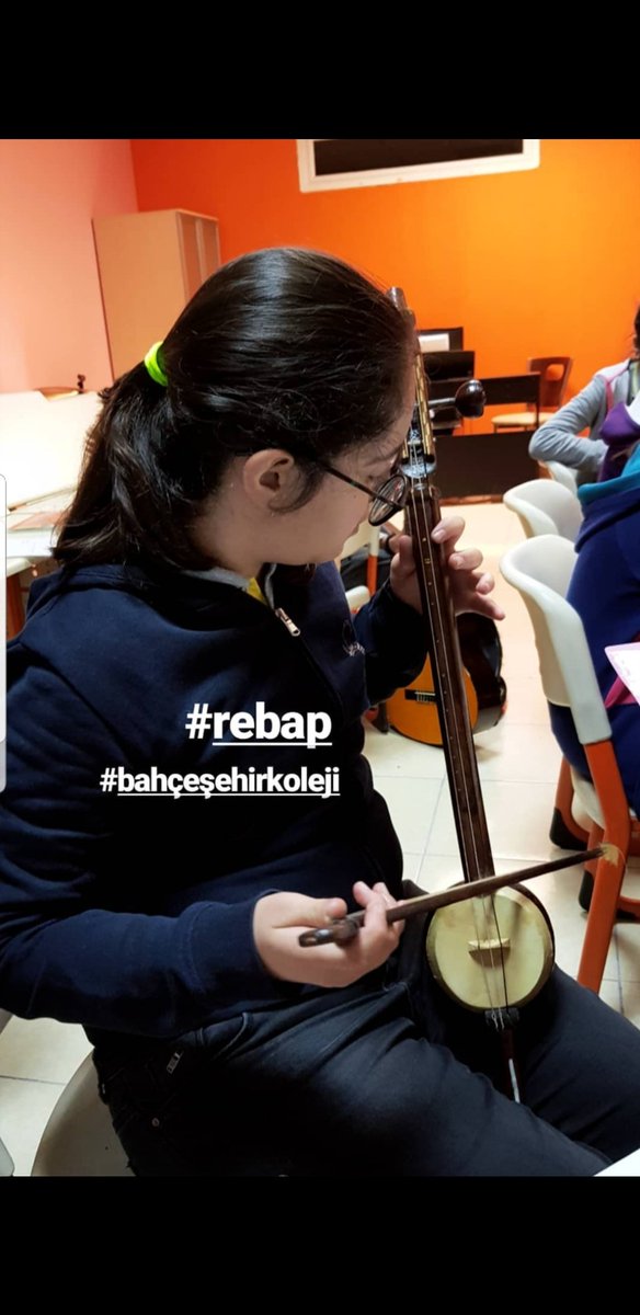 BaharKaplanBK's tweet photo. Farklı enstrümanlarla müzik derslerimizi renklendiriyoruz 😊
#rebap
@mduranoznacar @bahcesehir_k38 @kasimugur1 @FATHBA3 @ahmetoba2 @sblgncglu @mrtdemirlioglu @TrkErsen https://t.co/SSojwZcxrQ