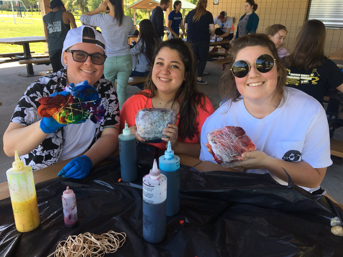 vucf_arts's tweet photo. Thank you to everyone who came out to our Tie-Dye Party yesterday! We loved seeing all of your groovy creations! 😎🌈🤘🏼 #ArtsAndRecWeek2018 https://t.co/tylxmDrsIv