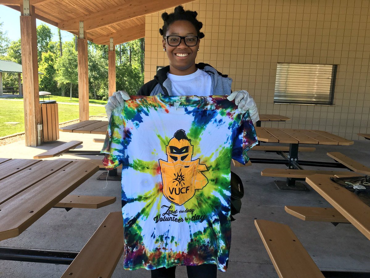vucf_arts's tweet photo. Thank you to everyone who came out to our Tie-Dye Party yesterday! We loved seeing all of your groovy creations! 😎🌈🤘🏼 #ArtsAndRecWeek2018 https://t.co/tylxmDrsIv