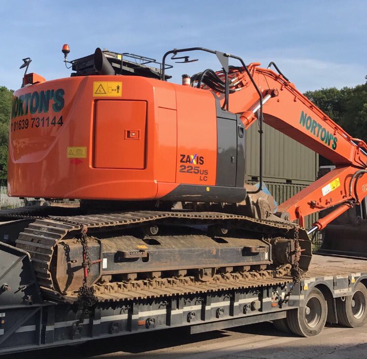 nortonsplant's tweet photo. Orange Wednesdays🍊 #Nortons #PlantHire #Hitachi #ZeroSwing #AndoverTrailers https://t.co/2FY4UBxepN