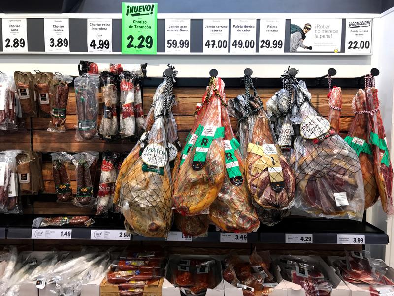 Breakingviews's tweet photo. Chinese property developer Kam Fung may buy Spanish meat producer Incarlopsa. Combining bricks and ham offers no clear benefits -but Beijing isn't guiding against food investing, and the Trump era forces a change of deal direction. https://t.co/7CCSb3XmXX @LJucca https://t.co/NWzHUhydct