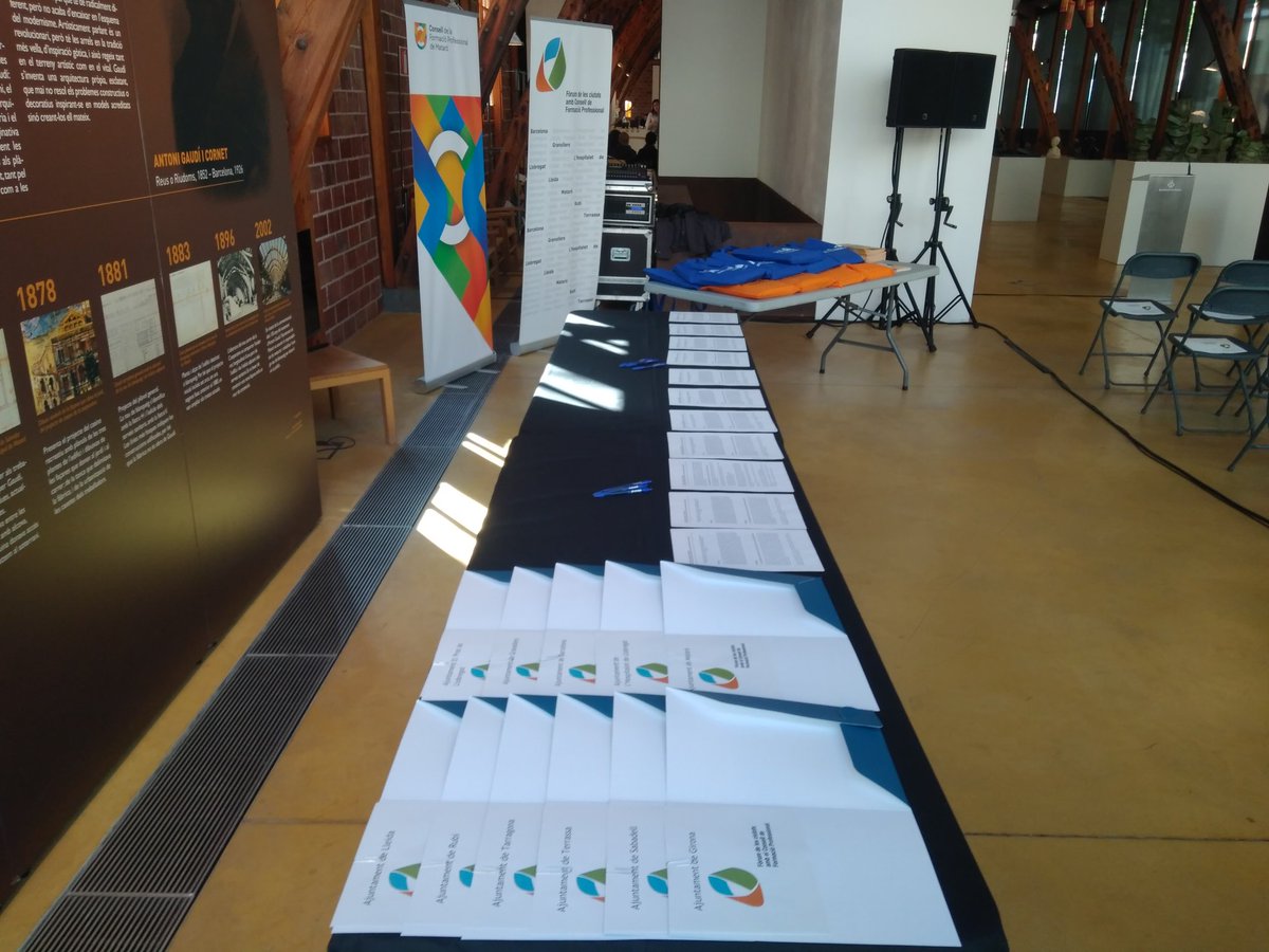 EducacioMataro's tweet photo. Tot preparat per la Signatura del Conveni del Fòrum de ciutats amb Consell de Formació Professional.
L' inici de l' acte és a les 12h a @GaudiMataro 
#MataroFP 
#ForumFP 
@matarocat https://t.co/gA4tFV5hp8